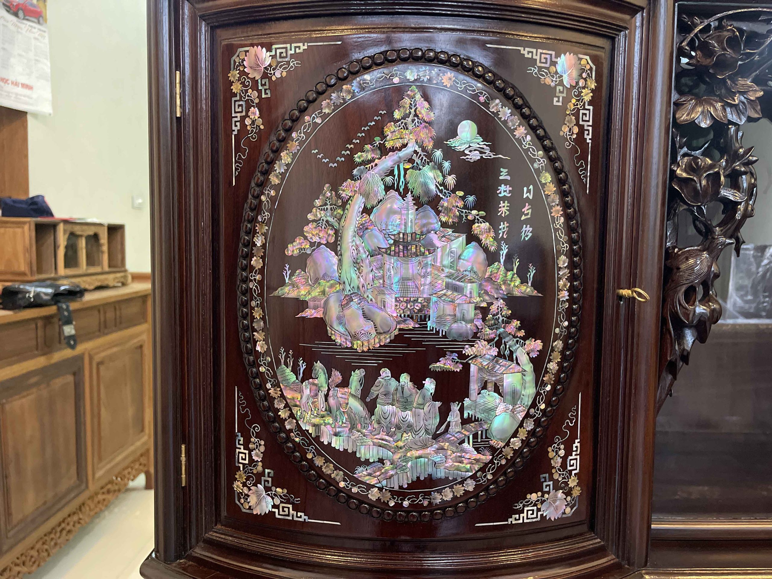 Tủ Chè Gụ Khảm Tích Mẫu Cánh Cong Đẹp
