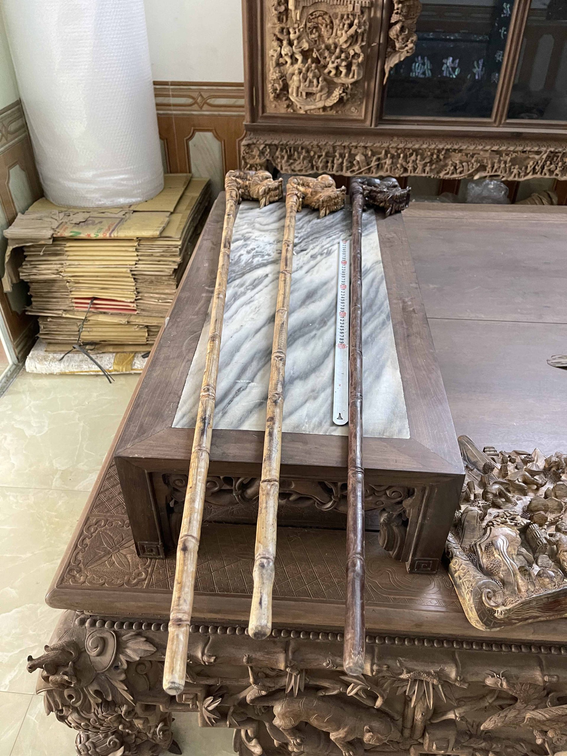 gậy batoong gỗ gụ đục chạm đầu rồng thân trúc