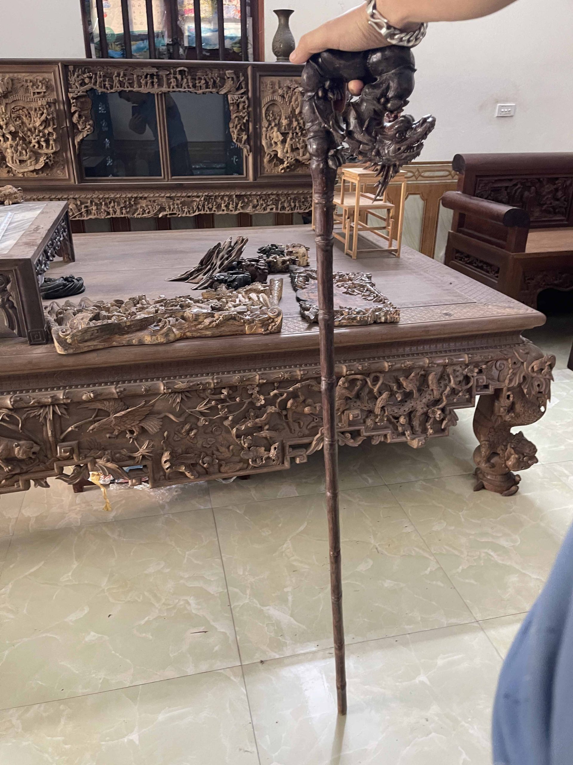 gậy batoong gỗ gụ đục chạm đầu rồng thân trúc