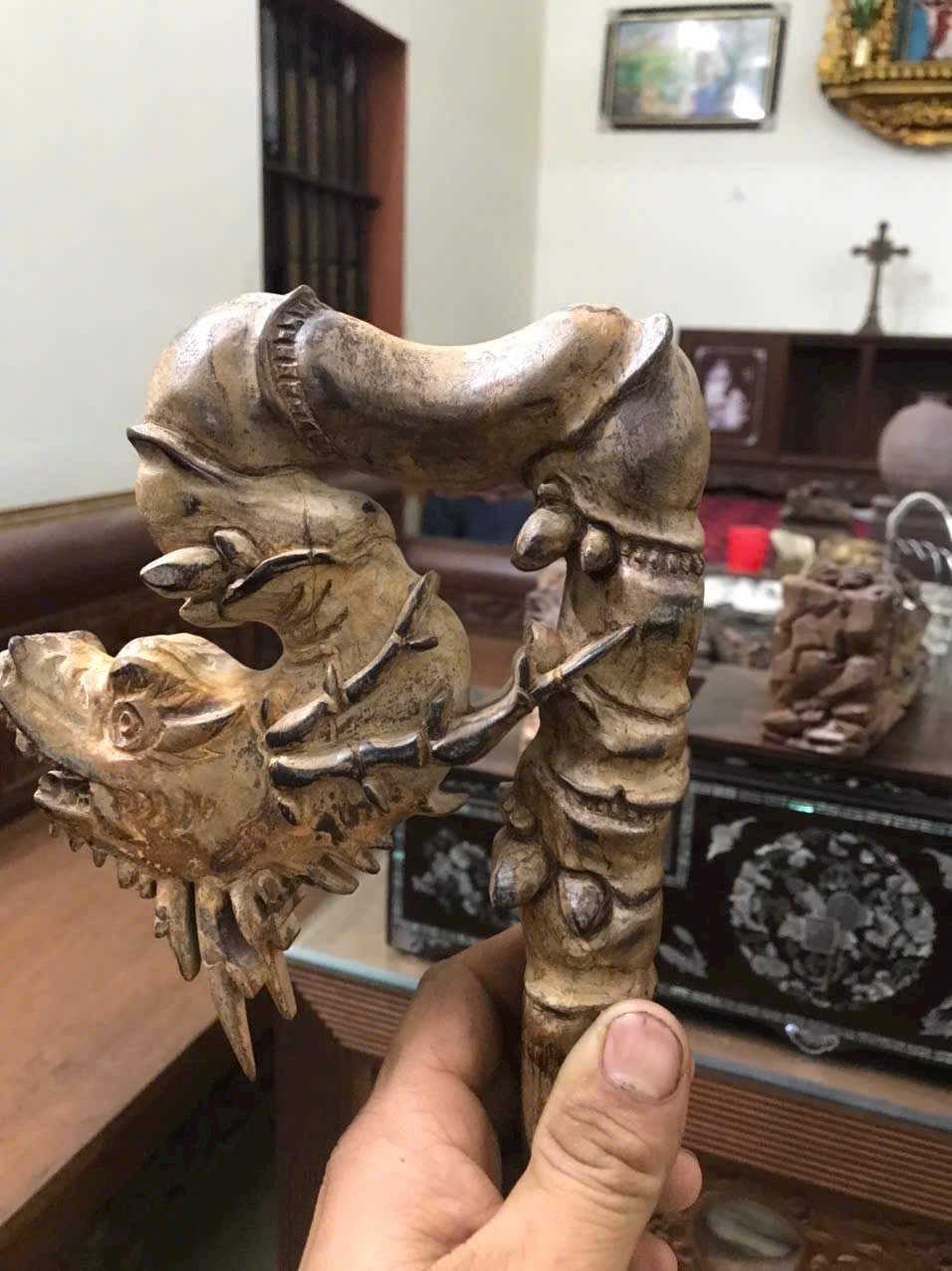 gậy batoong gỗ gụ đục chạm đầu rồng thân trúc