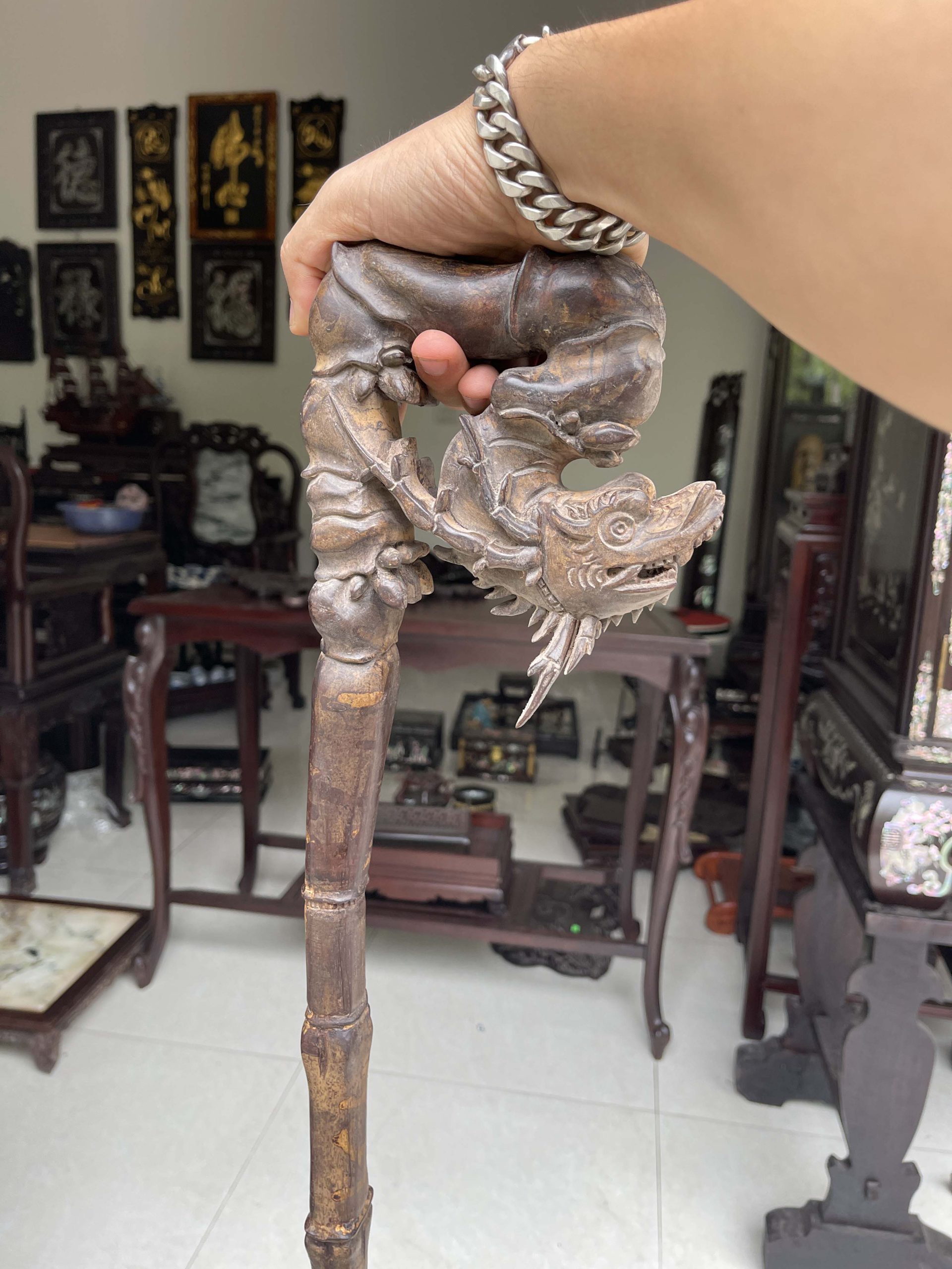 gậy batoong gỗ gụ đục chạm đầu rồng thân trúc