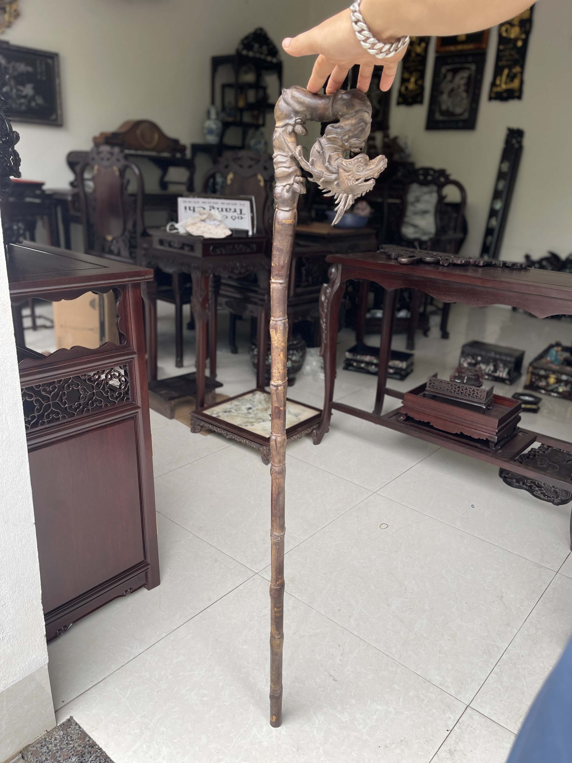 gậy batoong gỗ gụ đục chạm đầu rồng thân trúc