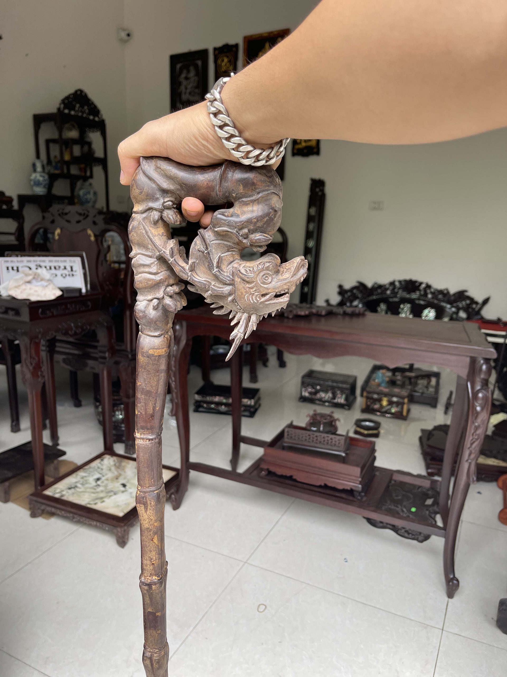 gậy batoong gỗ gụ đục chạm đầu rồng thân trúc