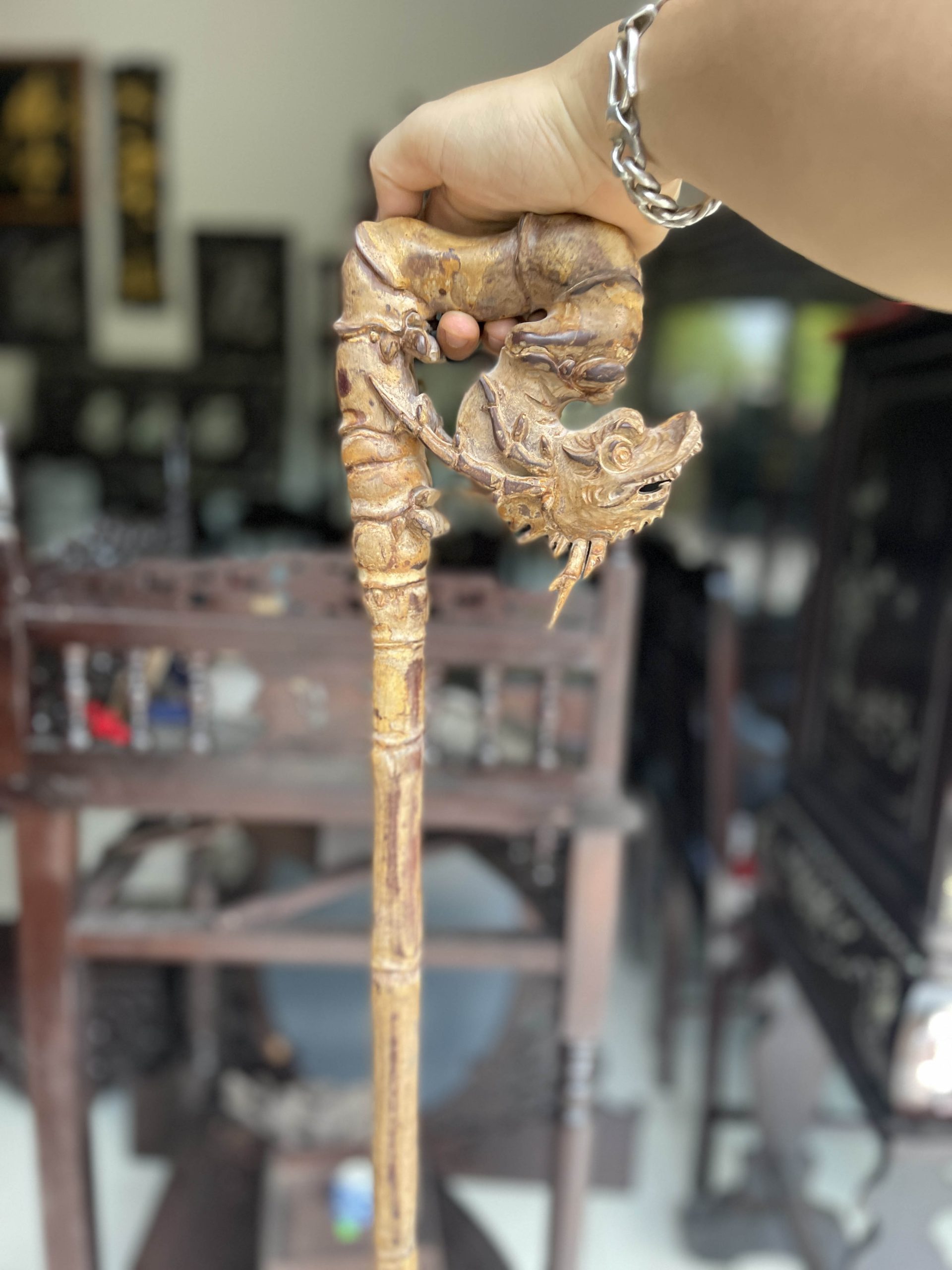 gậy batoong gỗ gụ đục chạm đầu rồng thân trúc