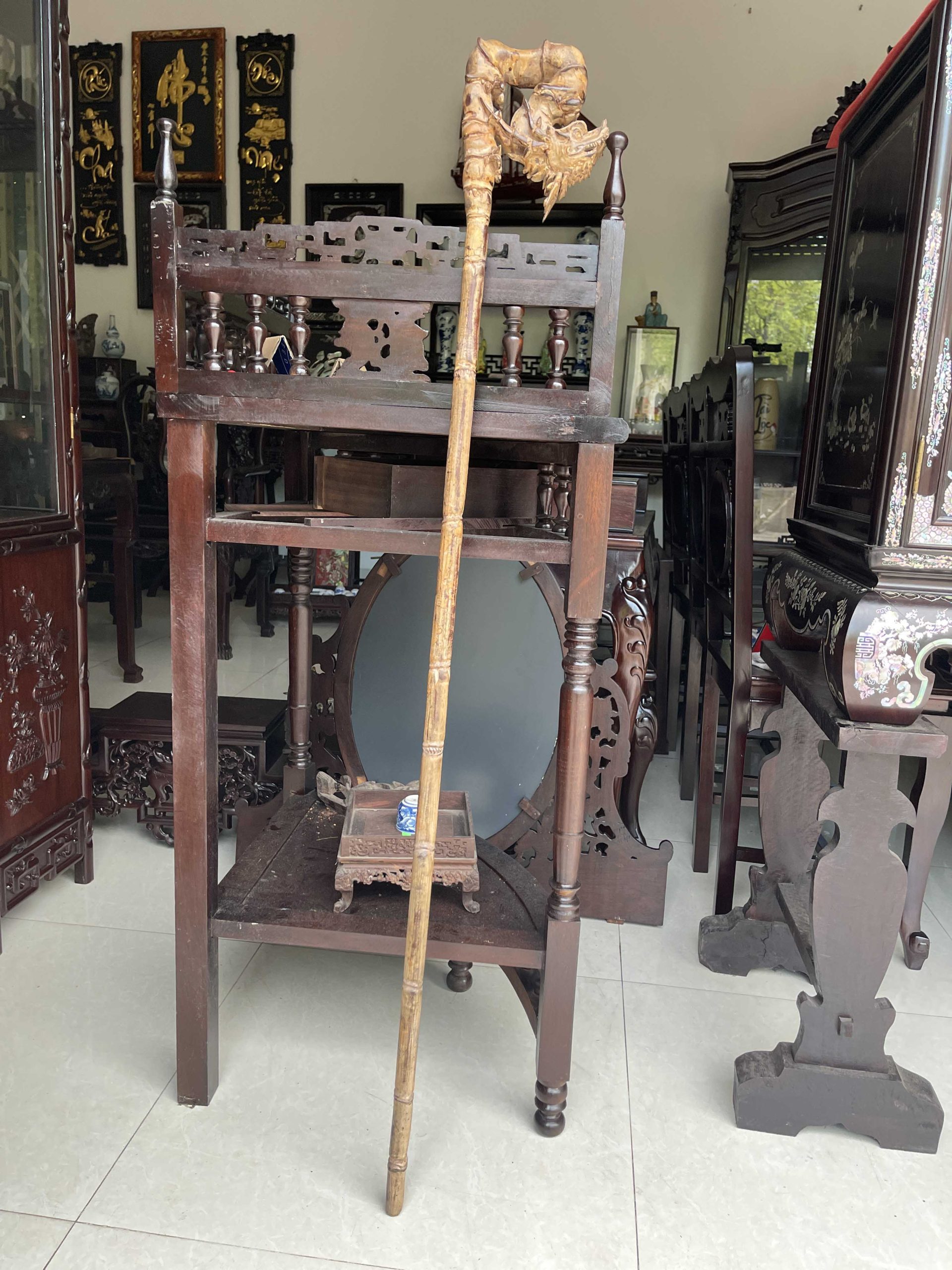gậy batoong gỗ gụ đục chạm đầu rồng thân trúc
