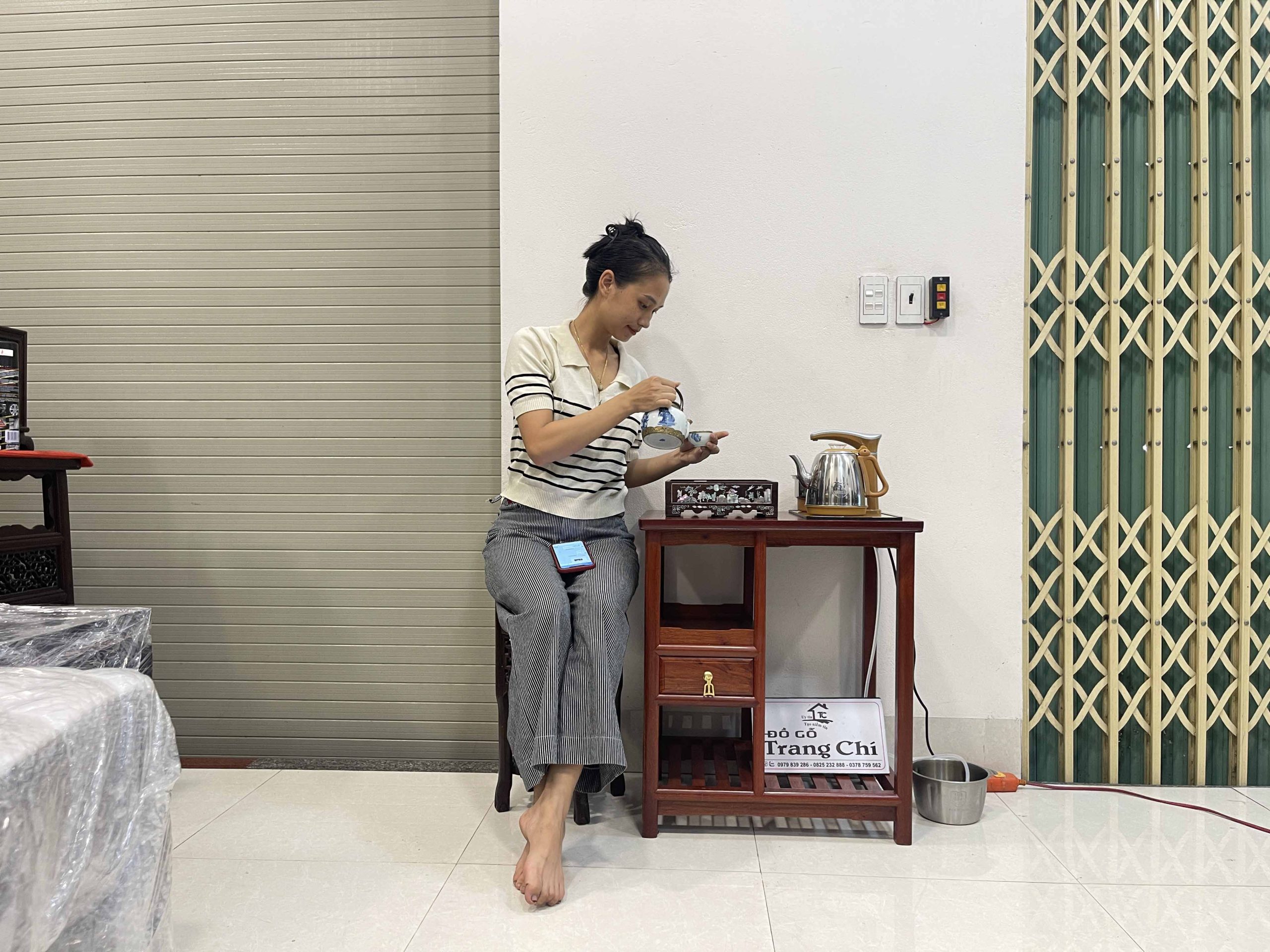 Bộ Kệ Pha Trà Có Ấm Và Siêu Gỗ Hương 