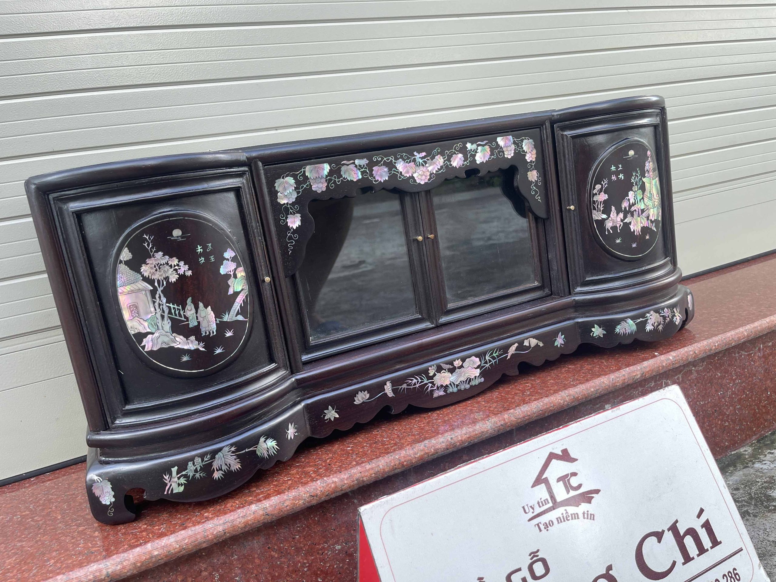 Mẫu Tủ Chè Mini Cánh Cong Khảm Tích