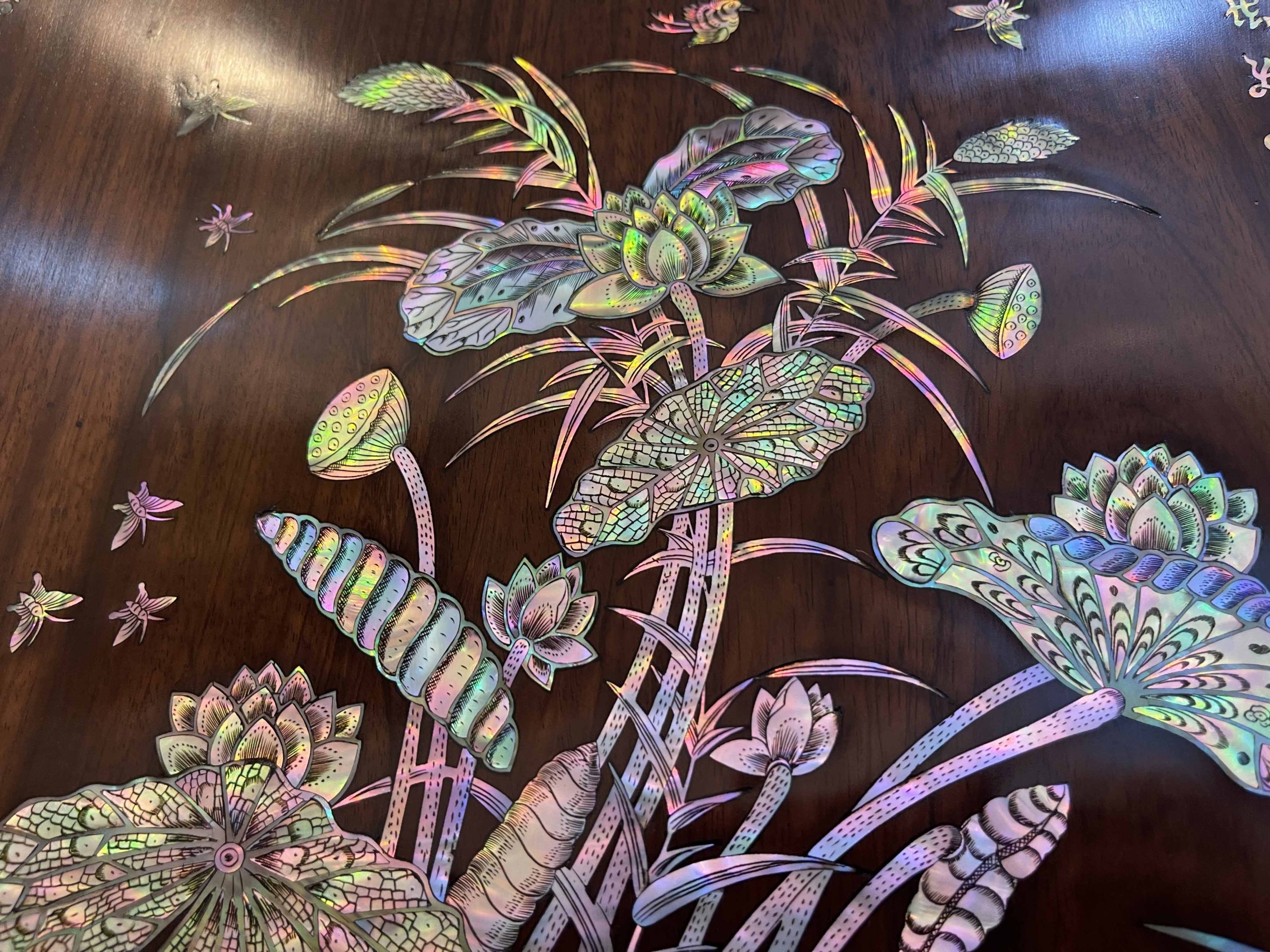 Tủ Chè Gụ Mẫu Chạm Khảm Hoa Sen Y Nghĩa (2) Tủ Chè Gụ Mẫu Chạm Khảm Hoa Sen Y Nghĩa