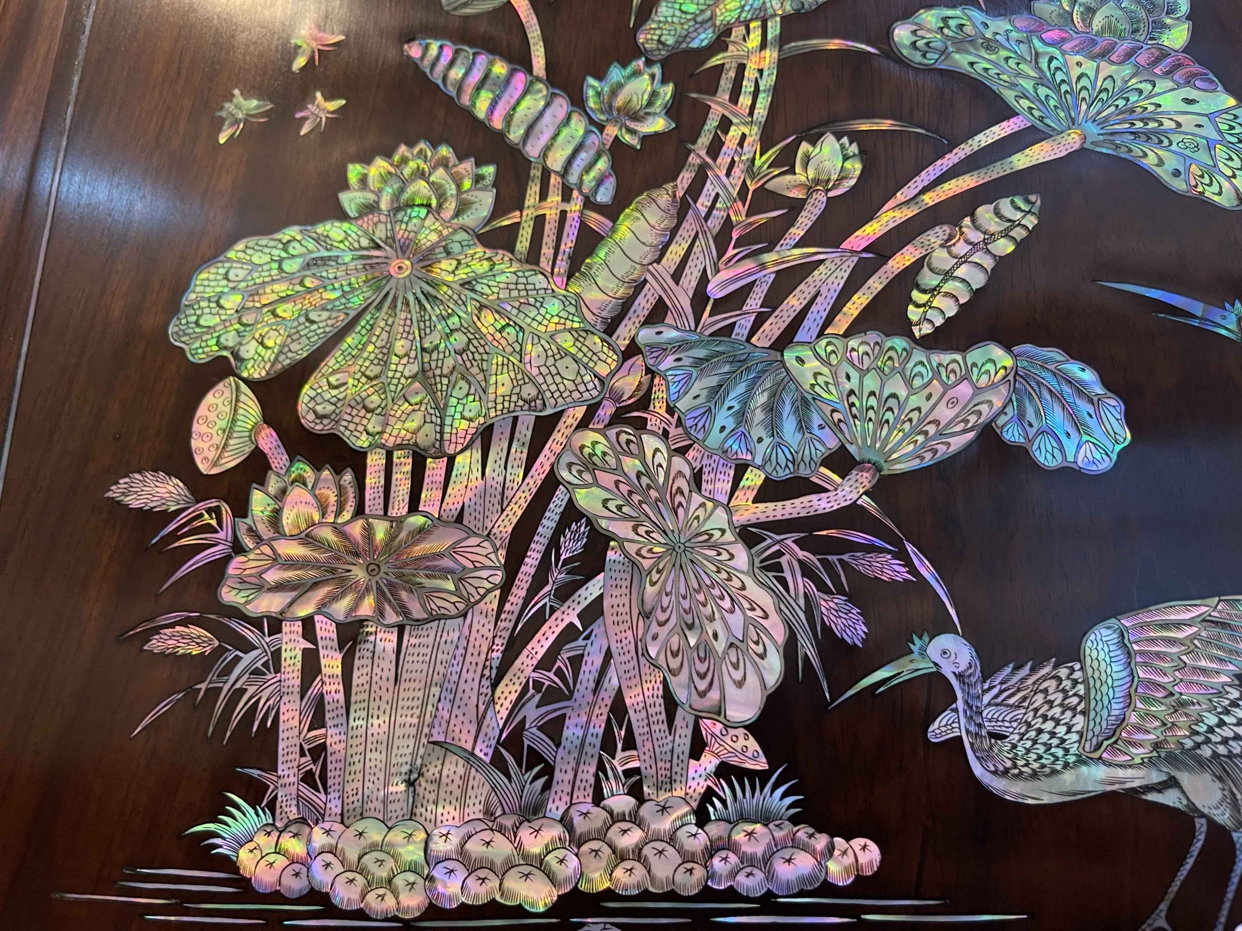 Tủ Chè Gụ Mẫu Chạm Khảm Hoa Sen Y Nghĩa (3) Tủ Chè Gụ Mẫu Chạm Khảm Hoa Sen Y Nghĩa