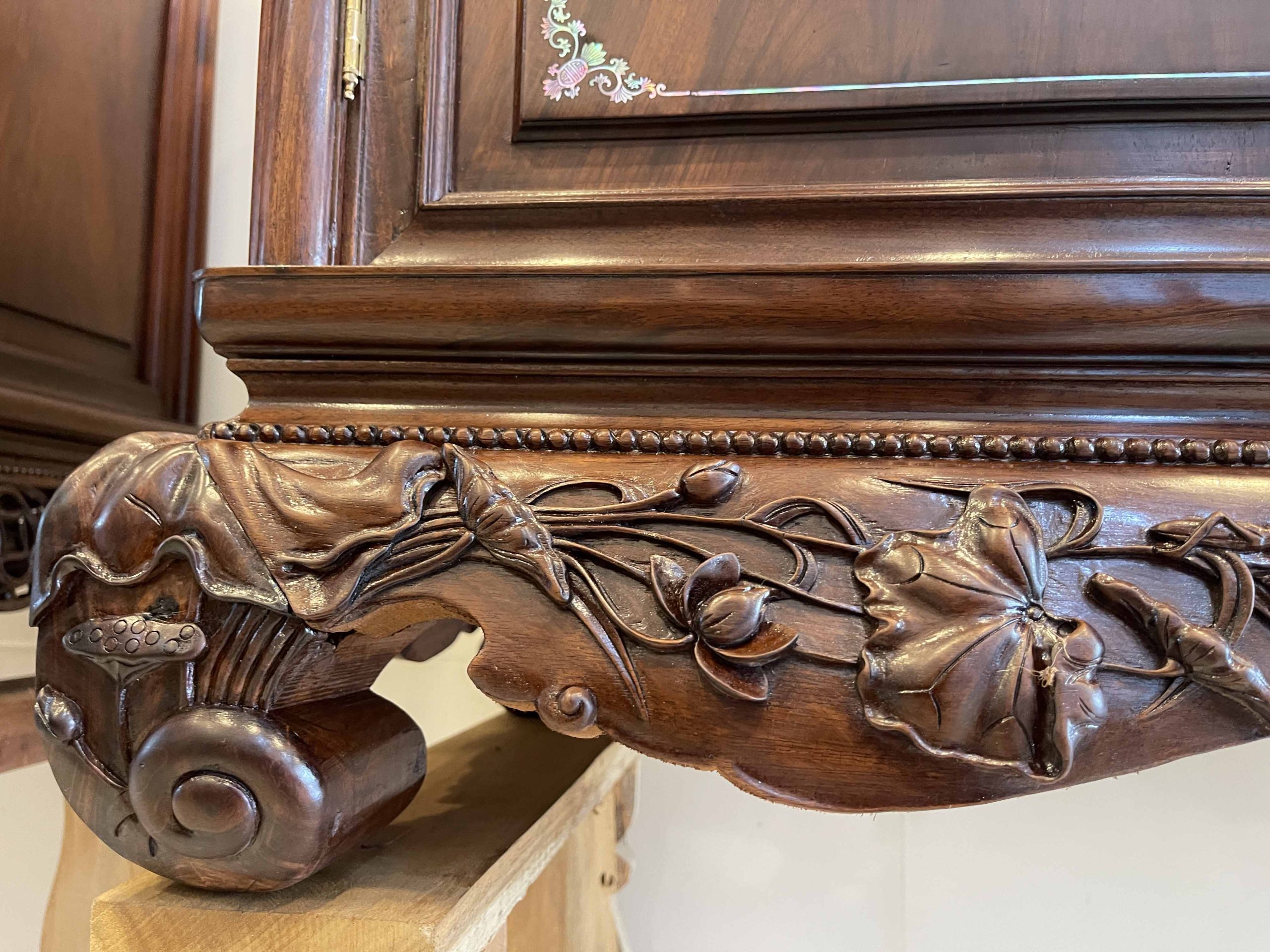 Tủ Chè Gụ Mẫu Chạm Khảm Hoa Sen Y Nghĩa (4) Tủ Chè Gụ Mẫu Chạm Khảm Hoa Sen Y Nghĩa