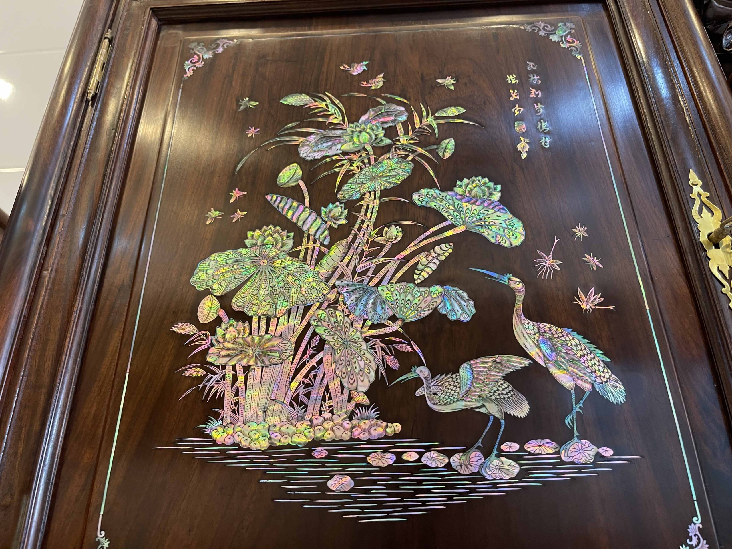 Tủ Chè Gụ Mẫu Chạm Khảm Hoa Sen Y Nghĩa (5) Tủ Chè Gụ Mẫu Chạm Khảm Hoa Sen Ý Nghĩa