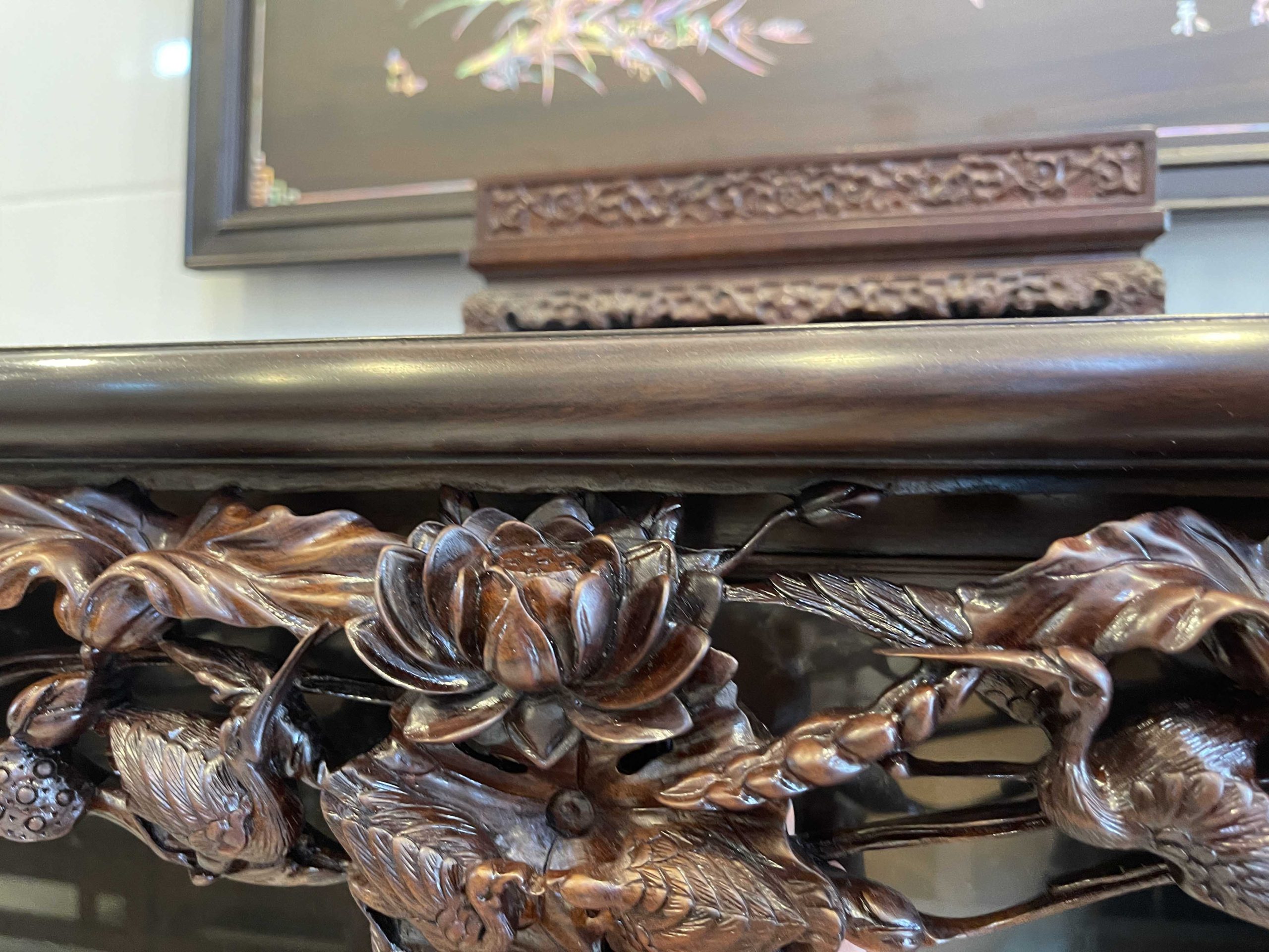 Tủ Chè Gụ Mẫu Chạm Khảm Hoa Sen Y Nghĩa (6) Tủ Chè Gụ Mẫu Chạm Khảm Hoa Sen Ý Nghĩa