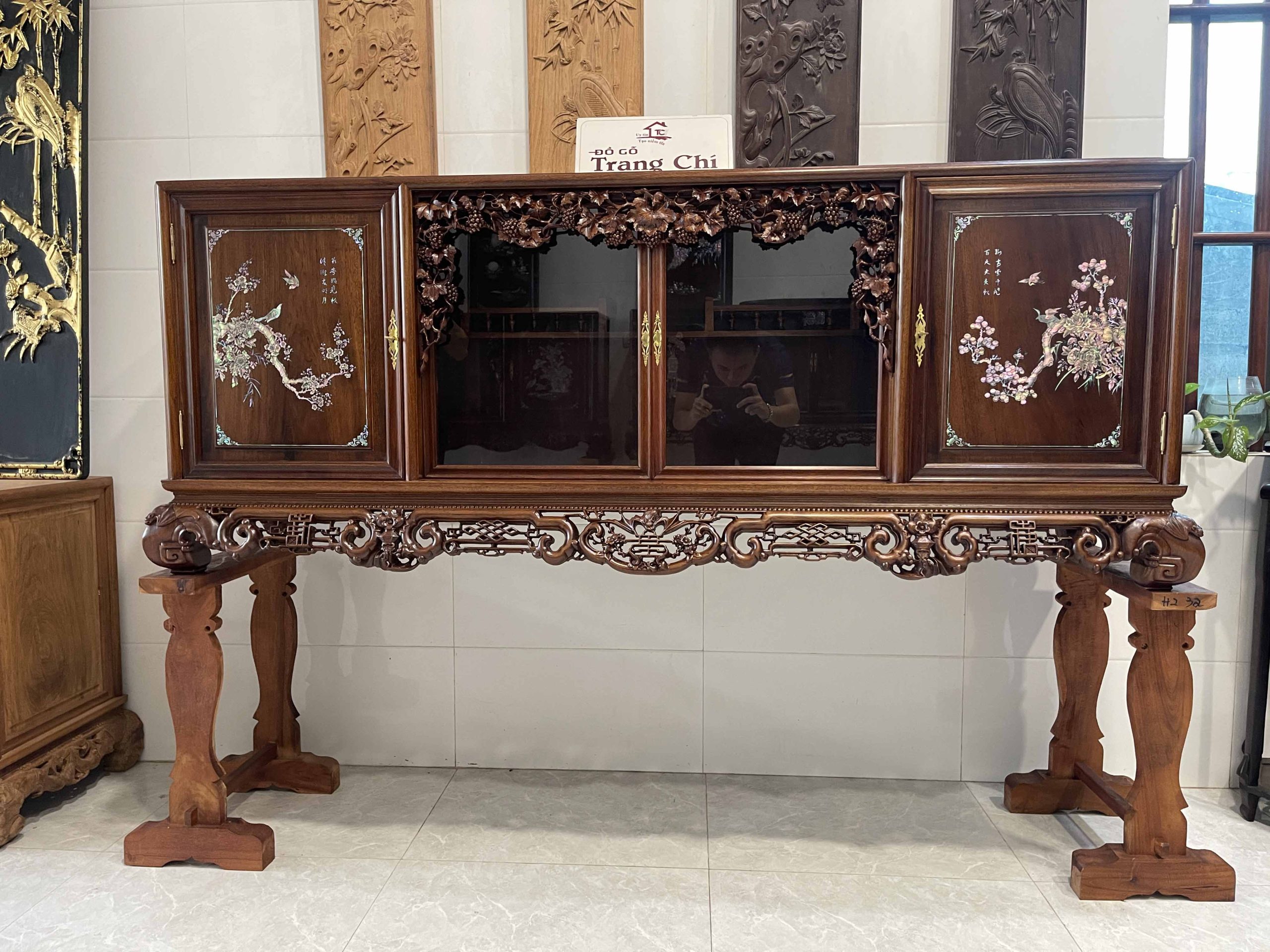 Tủ Chè Gụ Khảm Hồng Mai Bệ Phúc Lèo Nho