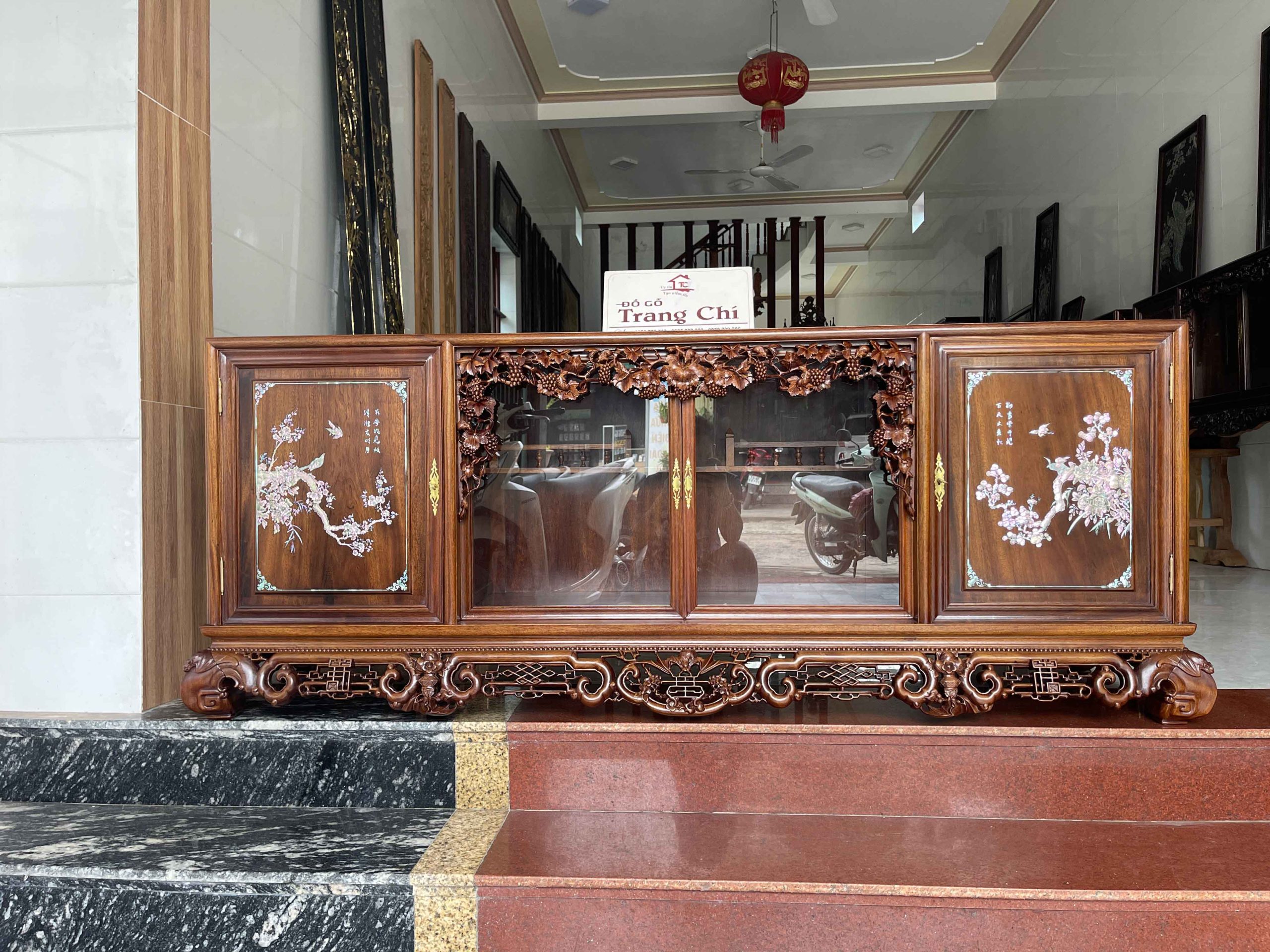Tủ Chè Gụ Khảm Hồng Mai Bệ Phúc Lèo Nho