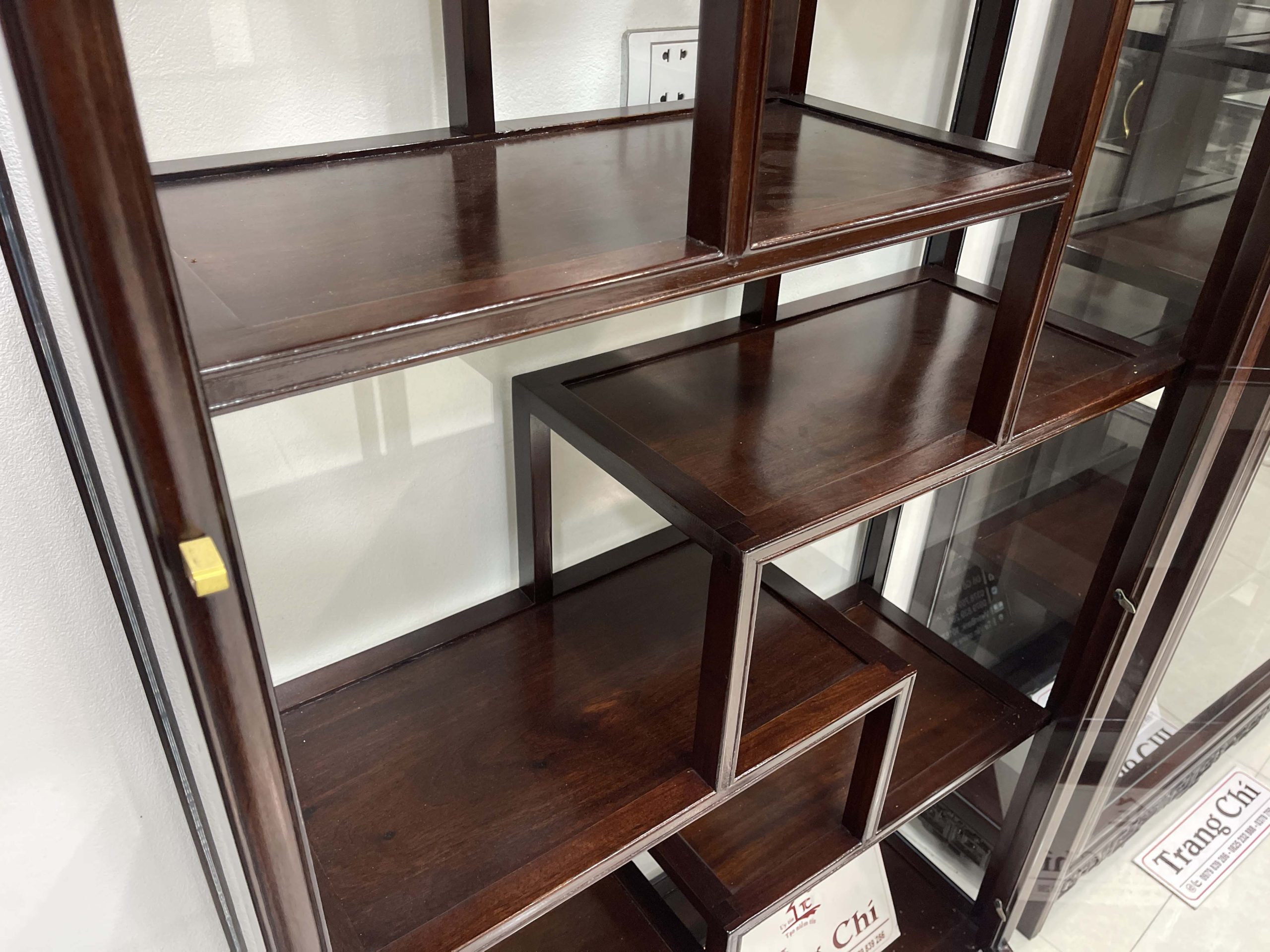 Tủ Bày Đồ Gỗ Gụ Kính 4 Mặt