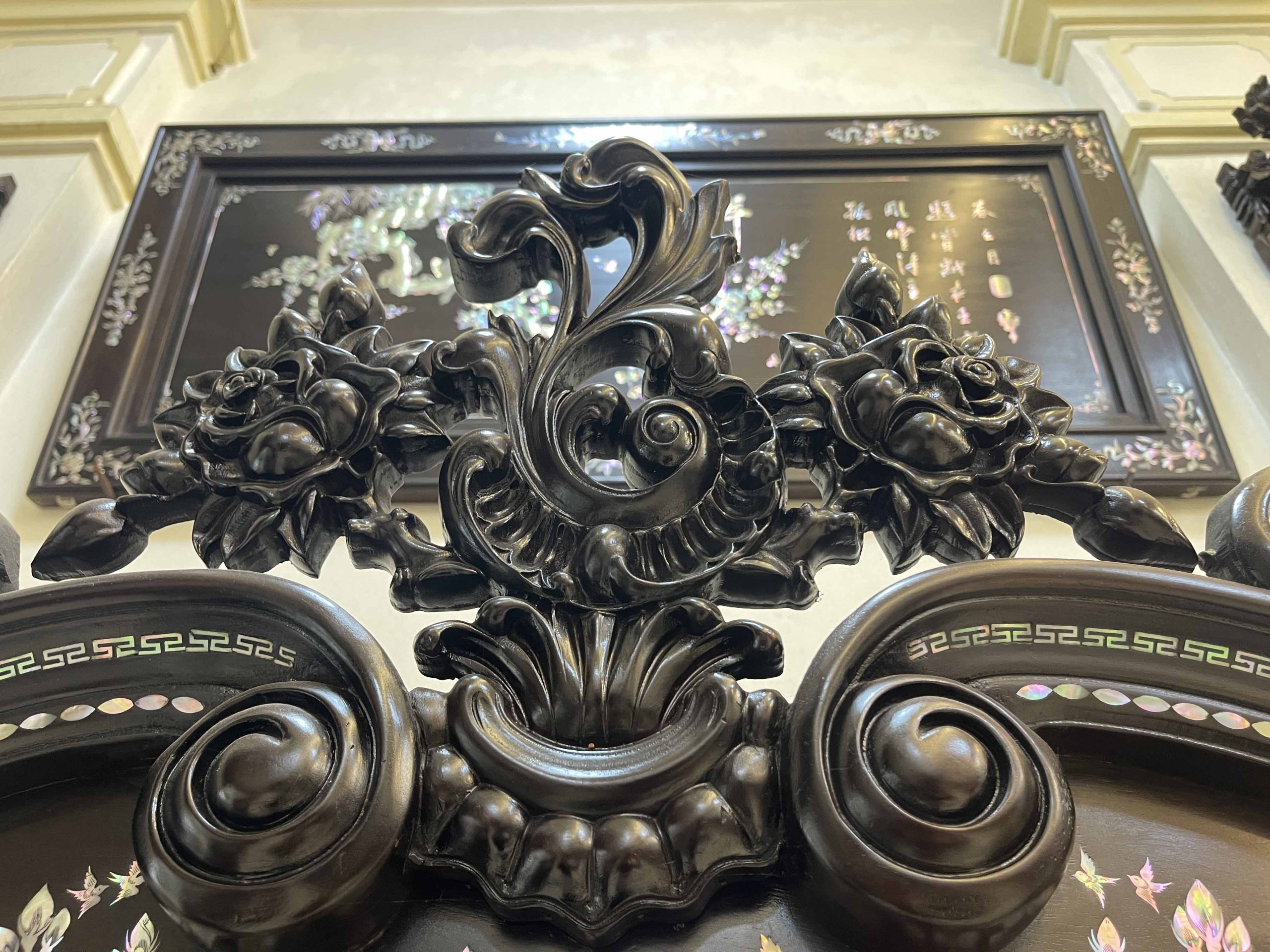 Tủ Louis khảm Ốc Đẹp Đỏ Rực