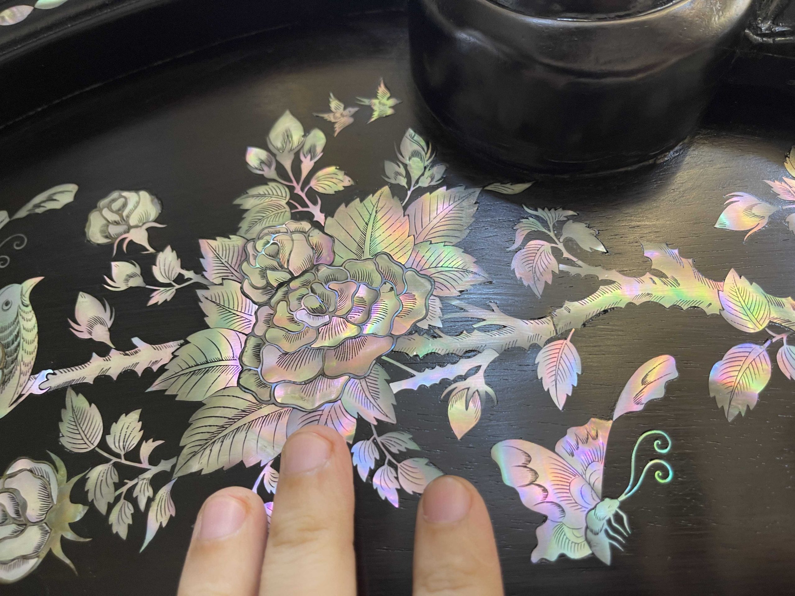 Tủ Louis khảm Ốc Đẹp Đỏ Rực