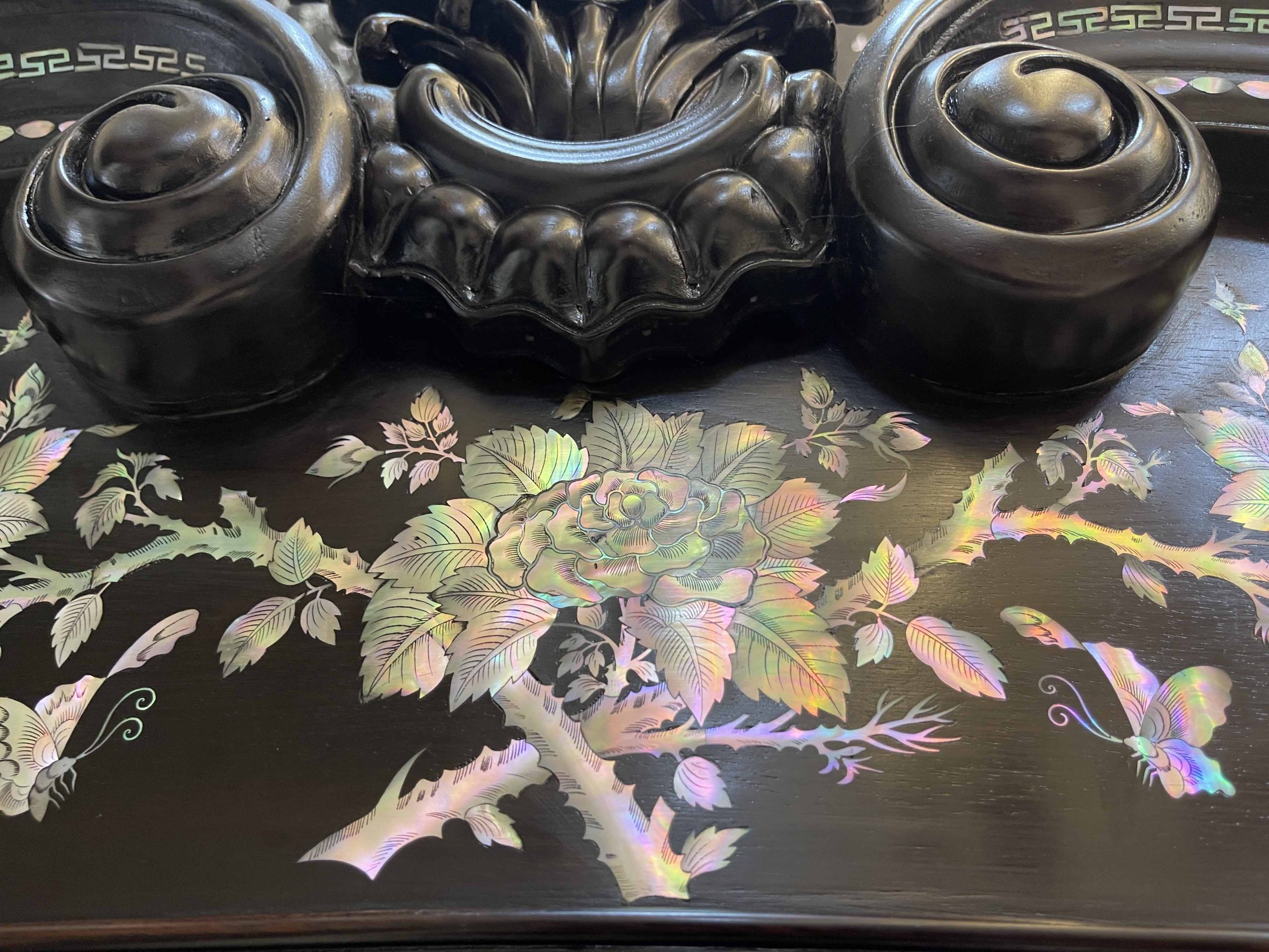 Tủ Louis khảm Ốc Đẹp Đỏ Rực