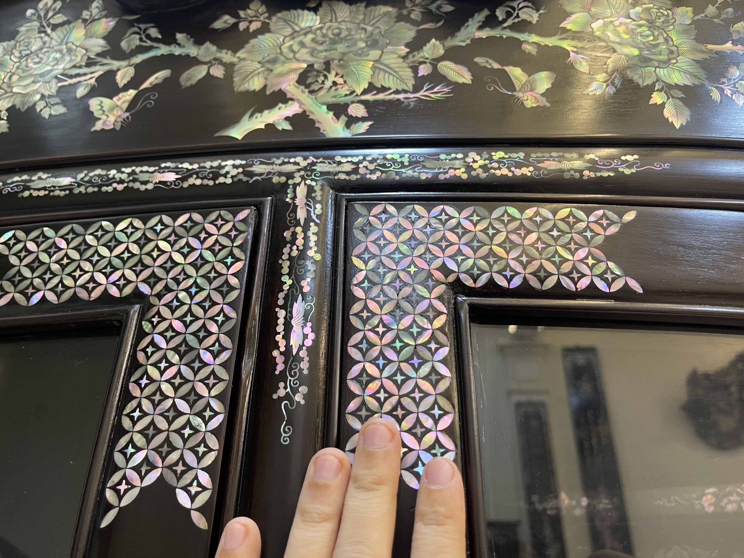 Tủ Louis khảm Ốc Đẹp Đỏ Rực