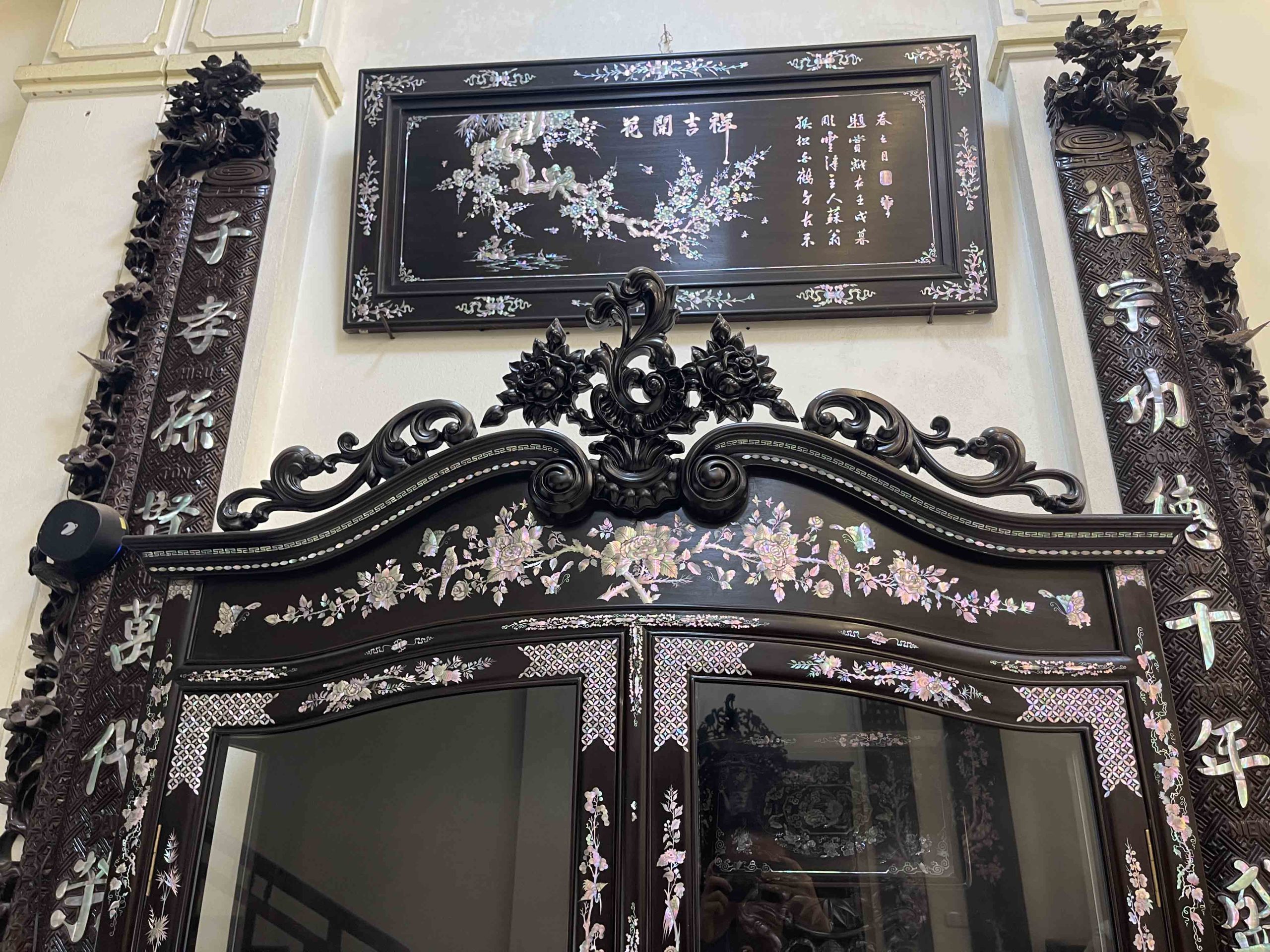 Tủ Louis khảm Ốc Đẹp Đỏ Rực