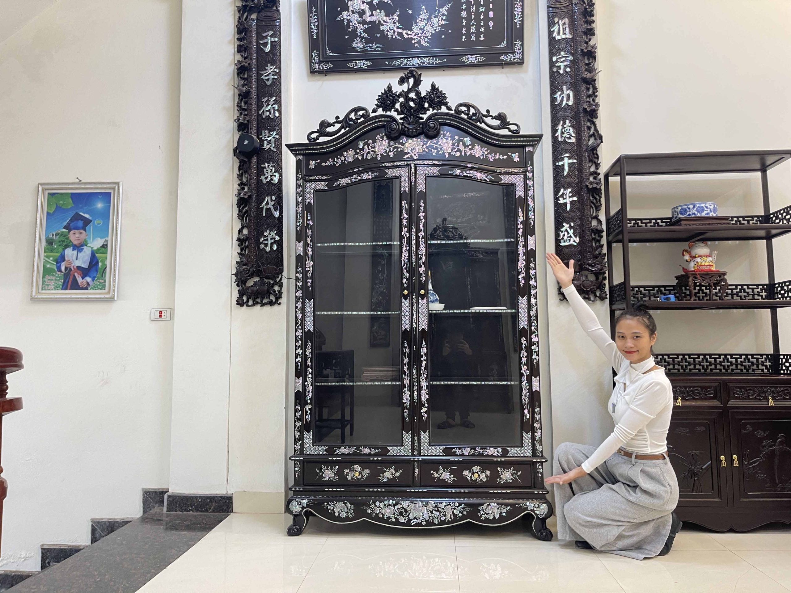 Tủ Louis khảm Ốc Đẹp Đỏ Rực